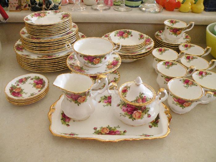 Royal Albert Old Fashioned Roses for 8 plus extras