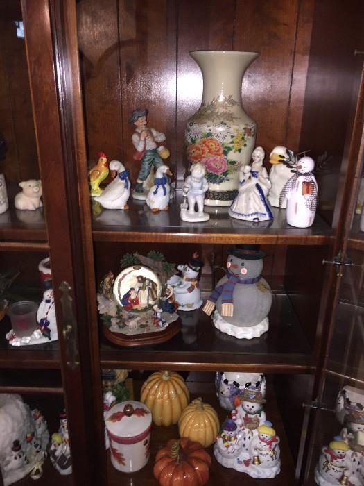FIGURINES