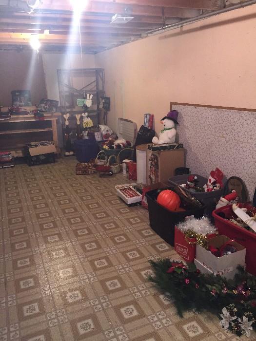 CHRISTMAS AND HOLIDAY DECOR'