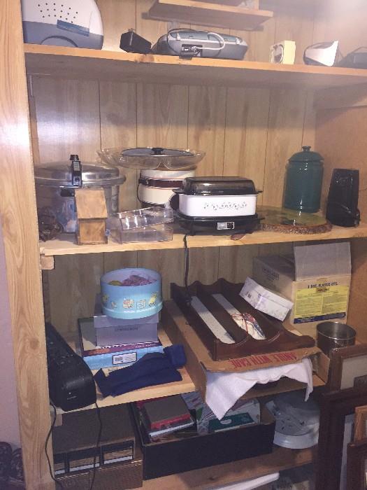 KITCHEN ACCESSORIES / POTS AND PANS