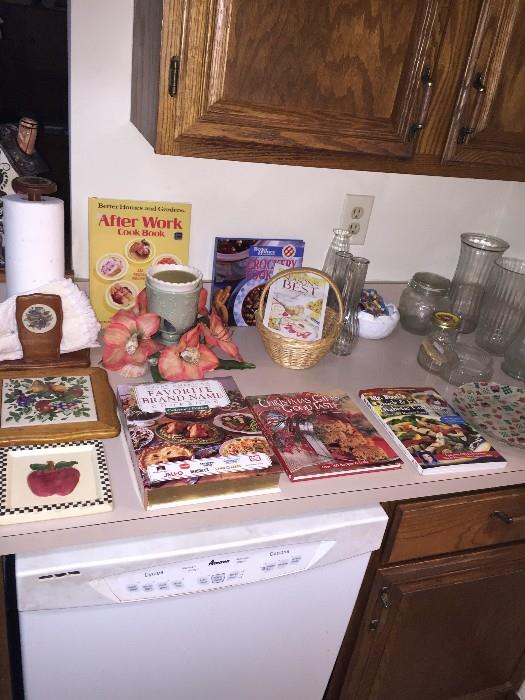 COOKBOOKS AND KITCHEN ACCESSORIES