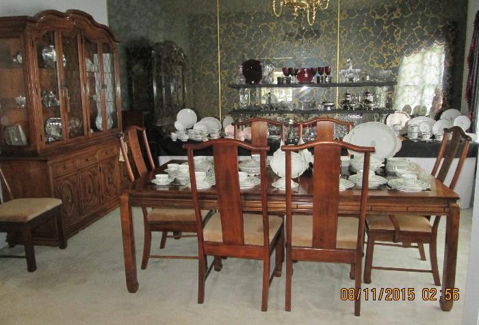 Bernhardt Table & 8 chairs in Oriental style