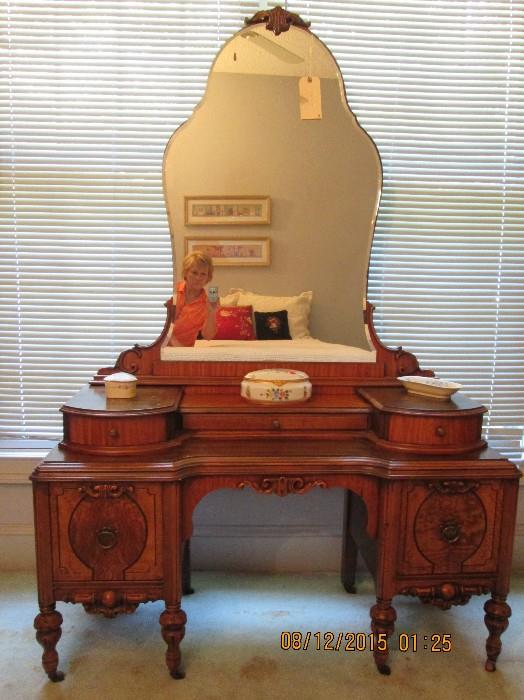 Attractive antique dressing table