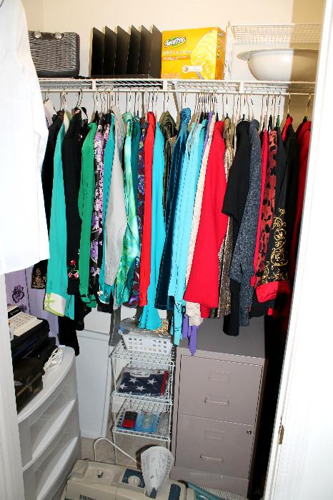 Great ladies' clothing sizes M-L (some items may be sold)