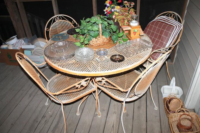 Outdoor metal table and 4 chairs