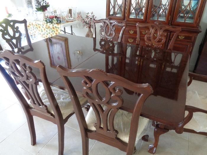 Mahogany dining room set: table w/6 chairs & china cabinet