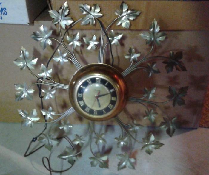 Vintage United Ivy Leaf Wall Clock