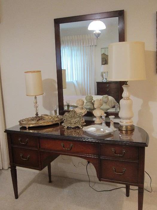 1940s mahogany vanity table and mirror in excellent condition.