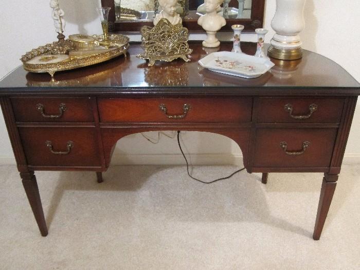 1940s mahogany vanity table and mirror in excellent condition.