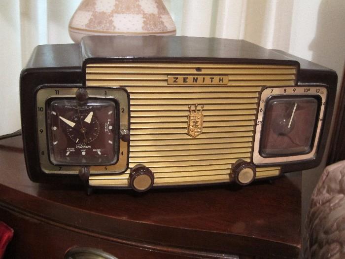 Zenith Telechron Bakelite tube radio, circa 1950s. Radio works very well and case in excellent condition. Clock needs repair.