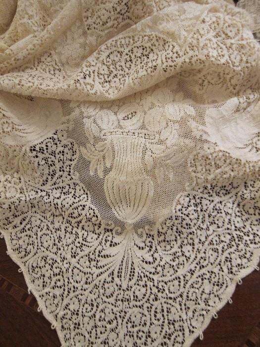 Nice collection of vintage linens including this gorgeous Quaker lace table cloth, circa 1930s.