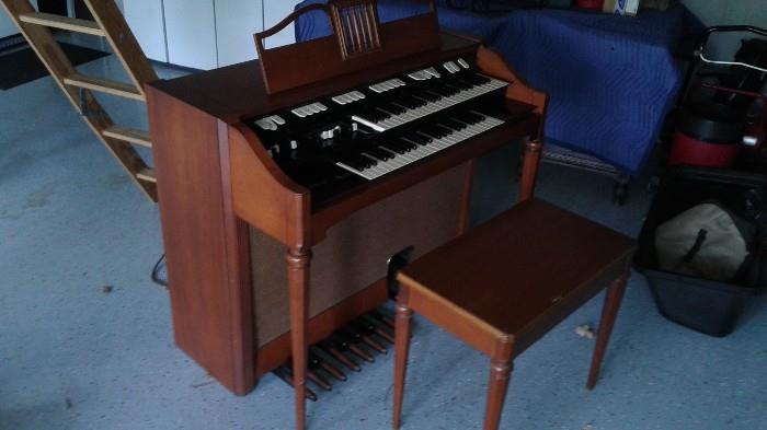Hammond Tonewheel Organ M-100