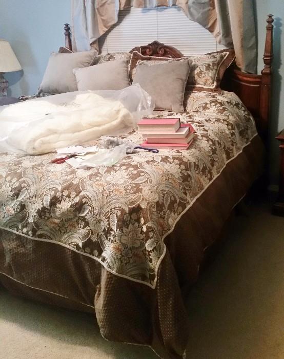 Stunning King Size Poster Bed with LIKE NEW bedding