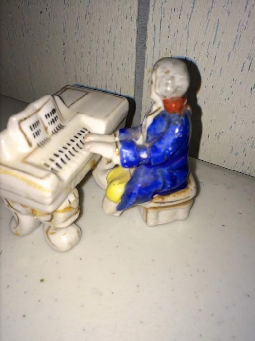 This occupied-Japan figurine separates from his piano so he can be repositioned