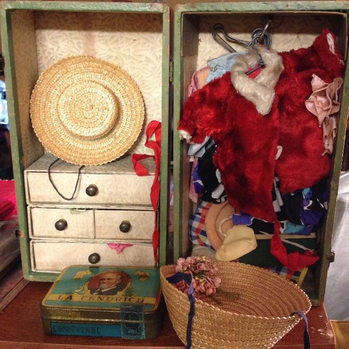 doll case w/clothes