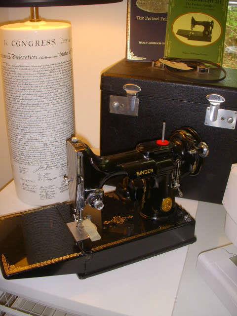 Singer 221 Featherweight sewing machine with case