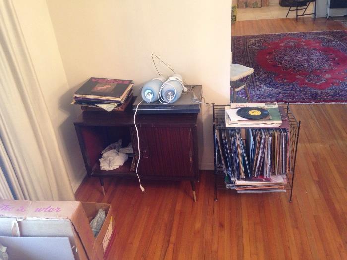 WORKING! Vintage record player! Tons of records too.