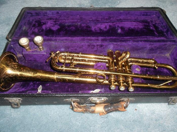 VINTAGE TRUMPET 2 MOUTH PIECES AND CASE