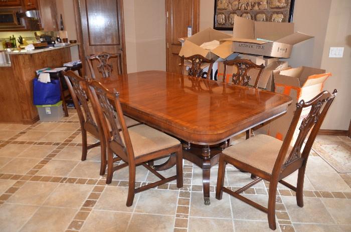 Henredon Dining Table. Matches China Cabinet. 