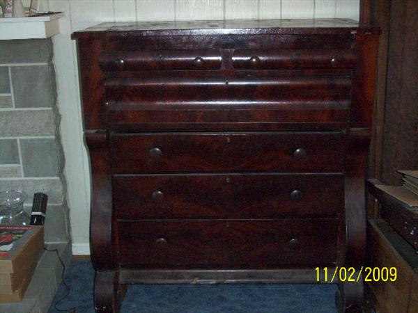  chest of drawers 
lock still works