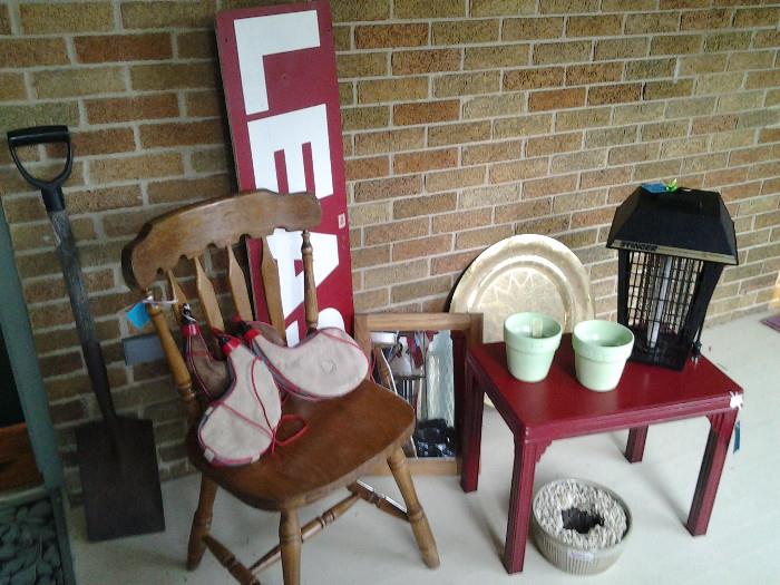 BOTAS (WINESKINS), GREAT ANTIQUE SOLID WOOD RED ACCENT TABLE!, *NEW* STINGER LARGE AREA BUG ZAPPER (WORKS GREAT!), MEDICINE CABINETS, SIGNS, PLANTERS, LARGE BRASS DECORATIVE TABLE OR WALL PLATE & DOOR MATTS, CARPETS, WOOD CHAIRS & MORE!!!