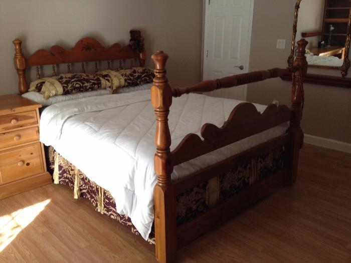 Wood Spooled Bed, Queen Size