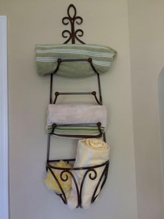 Metal wall towel holder