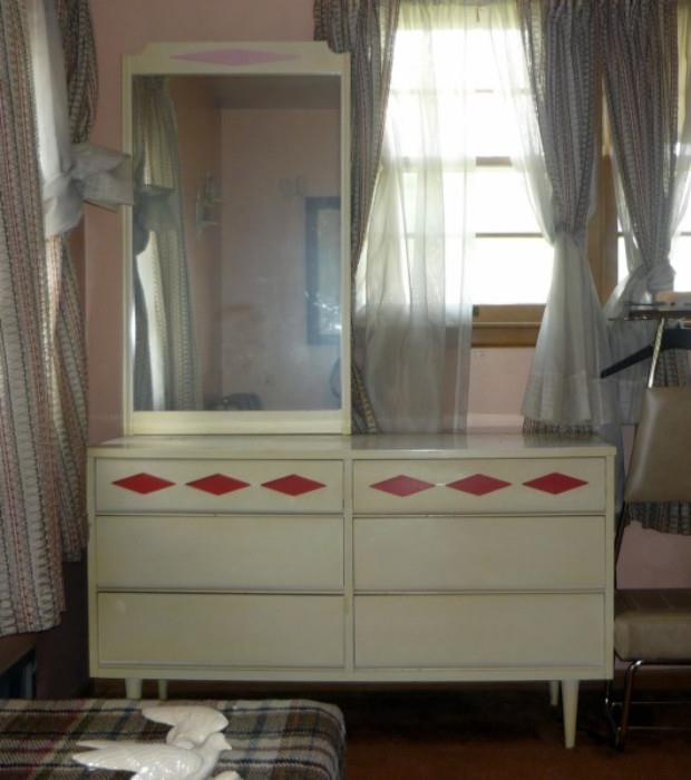 Mid Century Modern 6 Drawer Bland Dresser with Mirror Attached and Pink Diamond design     http://bid.auctionbymayo.com/view-auctions/catalog/id/7753/lot/987208/?url=%2Fview-auctions%2Fcatalog%2Fid%2F7753%2F%3Fpage%3D1%26items%3D100