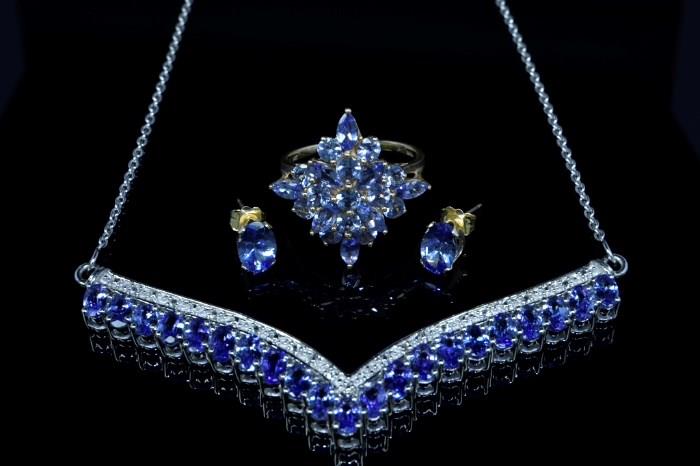 Lot 22: A TANZANITE SUITE: RING, NECKLACE AND EARRINGS 