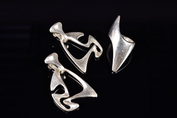 Lot 25: A GEORG JENSEN STERLING SILVER RING AND EARRINGS SET