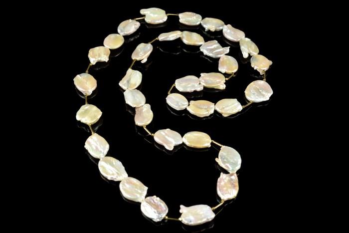Lot 29: A BAROQUE COIN PEARL NECKLACE