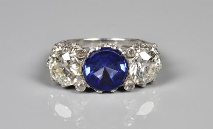 Lot 31: A DIAMOND AND SAPPHIRE RING IN A VINTAGE PLATINUM SETTING