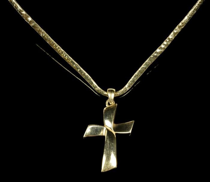 Lot 50: A JAMES AVERY 14 KARAT GOLD CROSS ON HAMMERED WIRE
