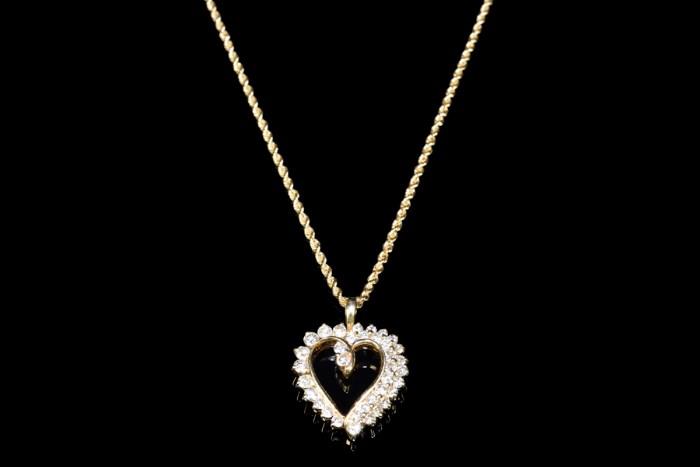 Lot 52: A DIAMOND HEART PENDANT WITH CHAIN