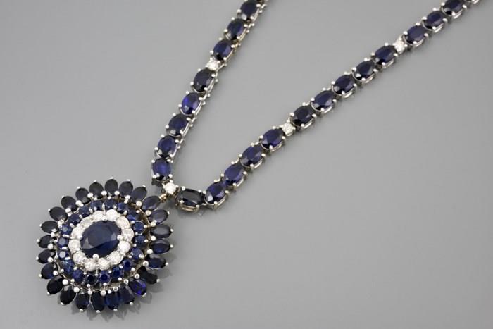 Lot 57: A SAPPHIRE AND DIAMOND NECKLACE