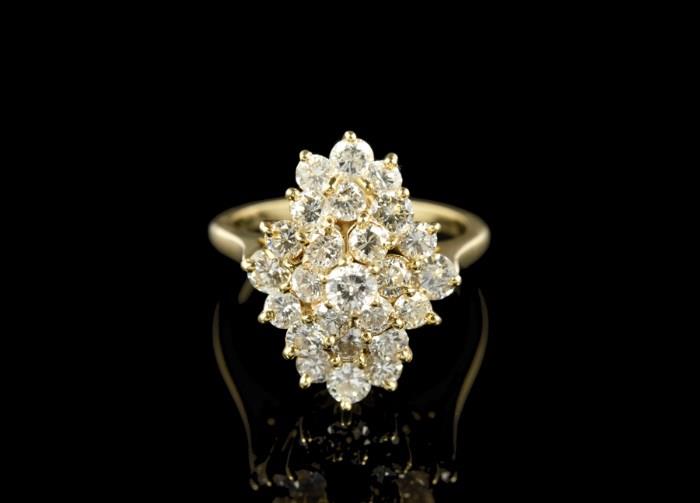 Lot 58: A DIAMOND CLUSTER 14 KARAT YELLOW GOLD RING