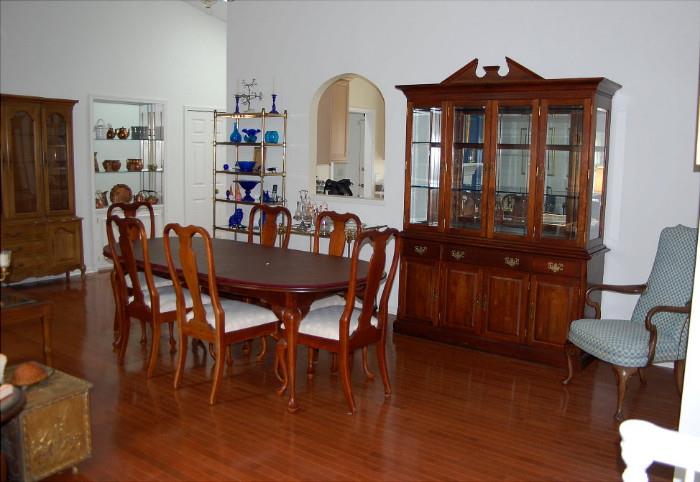 Nice Matched Dining Room Table & China Hutch.  Table Has 6 Chairs & 4 Leaves