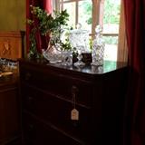           Lovely 4-drawer chest & glassware