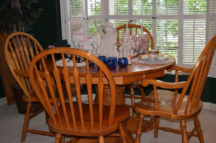 Nice Oak Table and Chairs with two leaves