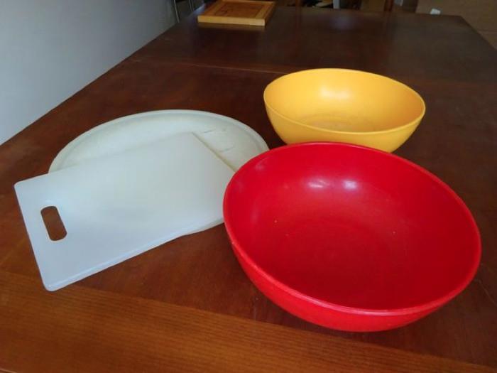 Various sized bowls and a cutting board.