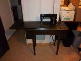 Singer vintage sewing machine - Top folds flat