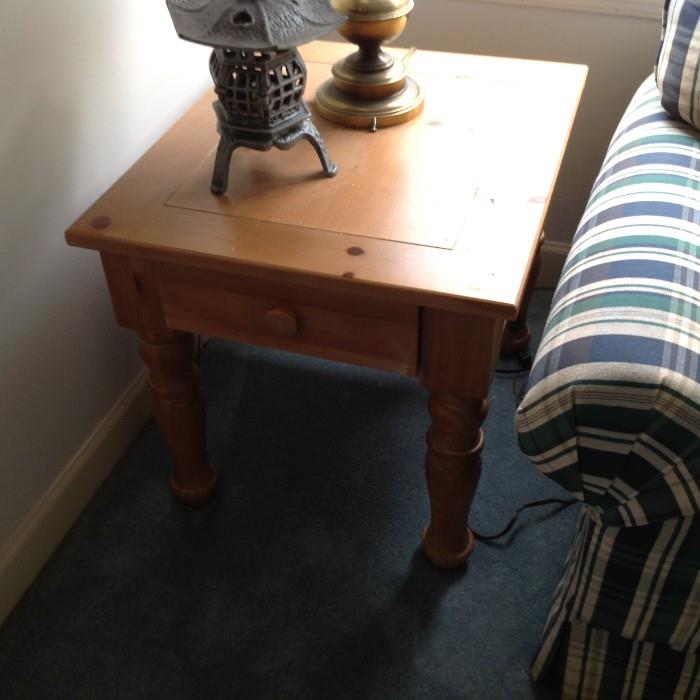 Broyhill End Table $ 60.00