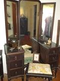 Vanity dresser w/trifold mirror