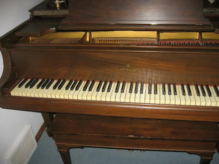 1922 Steinway 5 1/2 ' grand piano