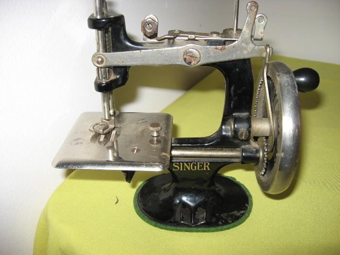 Childs SINGER sewing machine