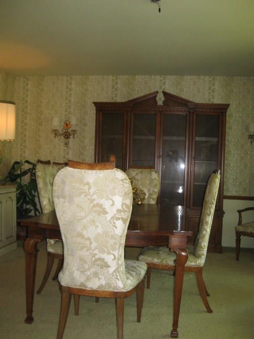 Dining room set with table, 6 chairs and hutch