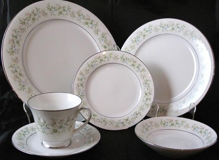 Noritake "Savannah"  1969-1991 Complete 6 piece Place Setting Service for 8.  Total - 16 Dinner Plates,  12 Salad Plates,  12 Bread & Butter Plates, 8 Berry/Dessert Bowls & 11 Cups and Saucers