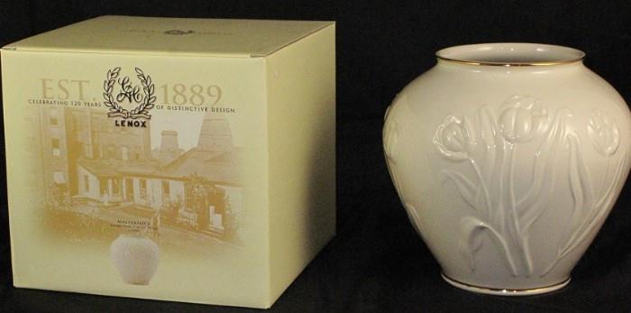 Lenox "Masterpiece Collection" 7" Globe Vase New Never Used.