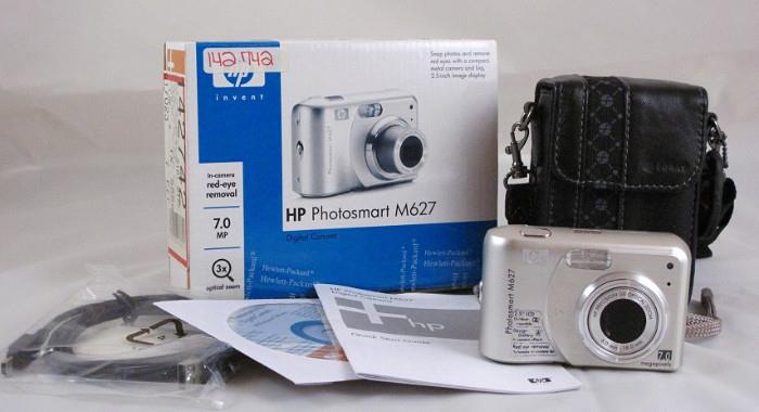 HP Photosmart M627 7.0MP Disgital Camera Complete shown with Foray Leather Camera Case