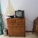 6 drawer dresser 33"(W) 15"(D) 37"(H)